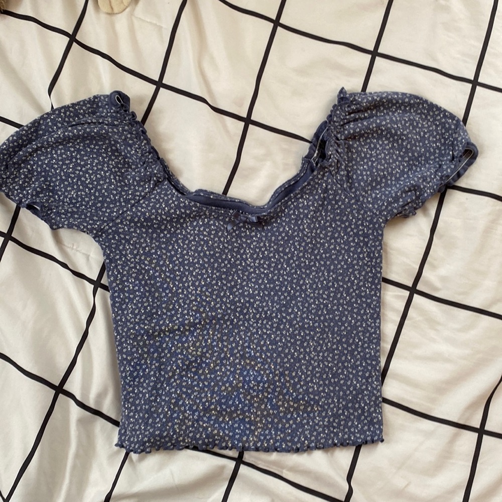 American Eagle blue floral baby tee with shirt bell sleeves